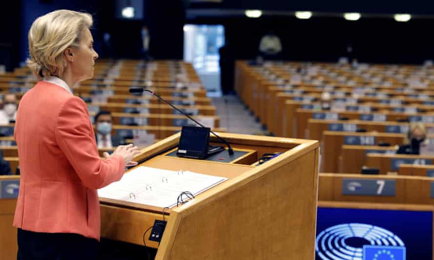 اورسولا فون در لاین در هنگام بحث درباره ترکیه در پارلمان اروپا در بروکسل صحبت می کند.