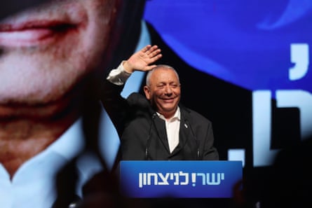 Gadi Eisenkot waves during the party’s final countdown campaign rally in Tel Aviv