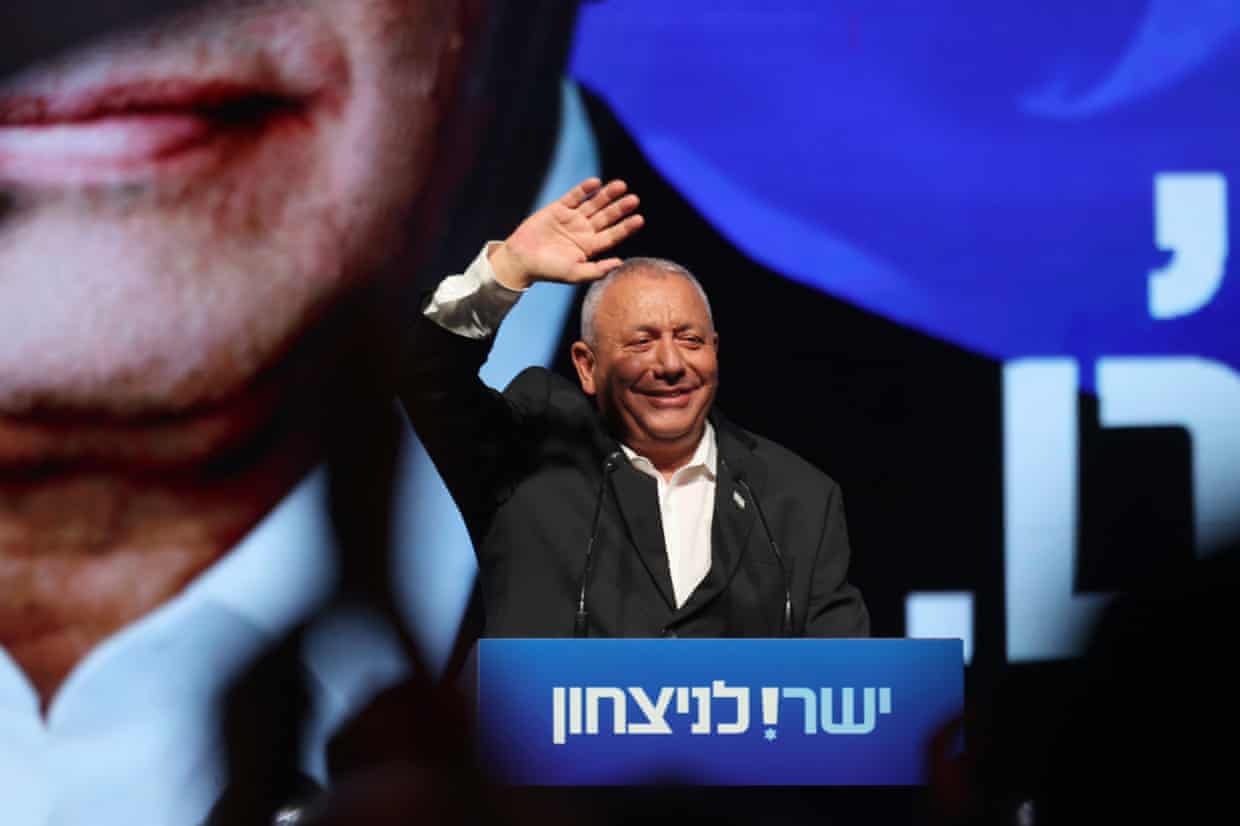 Gadi Eisenkot waves during the party’s final countdown campaign rally in Tel Aviv