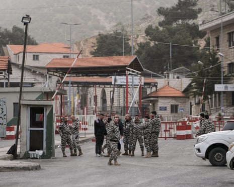 Μέλη της γενικής ασφάλειας του Λιβάνου στέκονται στο συνοριακό πέρασμα Masnaa στον ανατολικό Λίβανο την Κυριακή