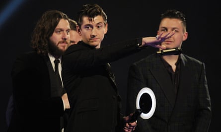 'Bill me for the mic'... Arctic Monkeys ที่งาน Brit Awards 2014