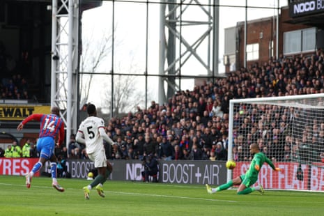 Robert Sanchez makes a fine stop from Mateta.