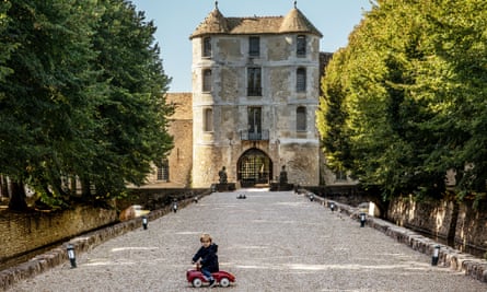 Toddler outside Chateau de Villiers le Mahieu