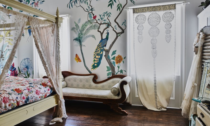 Birds of paradise: more murals in a bedroom.