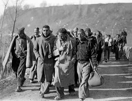 Combatientes republicanos llegando a Francia tras huir de España en 1939.