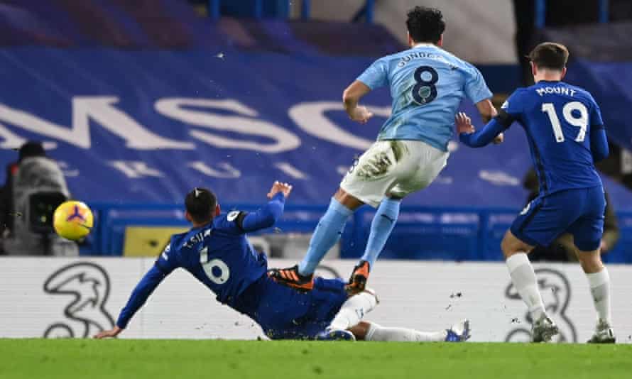 Manchester City’s Ilkay Gündogan scores the opening goal.