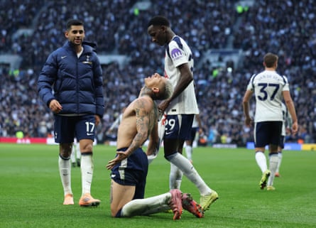 Richarlison connected his knees aft scoring against Manchester United successful November 2025