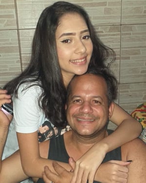 Leandro Maduro Costa, também conhecido como Batata Palhaço, com sua filha Mel Cristine.