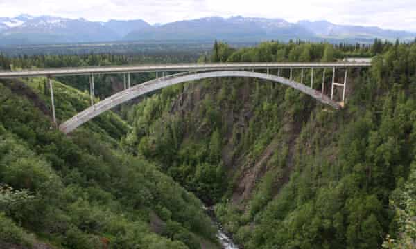 Pod peste Hurricane Gulch în centrul Alaskăi