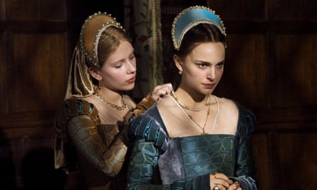 Scarlett Johansson (à gauche) et Natalie Portman dans The Other Boleyn Girl (2007)