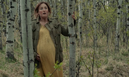 Anna (Ashley Johnson) corre pela floresta em trabalho de parto, procurando um lugar para dar à luz.