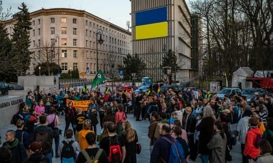 Setki osób zgromadziło się w Warszawie na granicy z Białorusią z transparentami na rzecz uchodźców i pomagających im wolontariuszy.