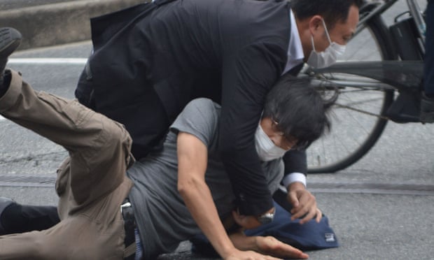 O homem suspeito de atirar em Shinzo Abe é derrubado pela polícia na estação Yamato Saidaiji, em Nara.