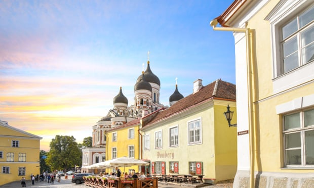 タリンのロシア正教会大聖堂の近くで昼食を楽しむ観光客。 エストニアは、その禁止を求めている国の 1 つです。