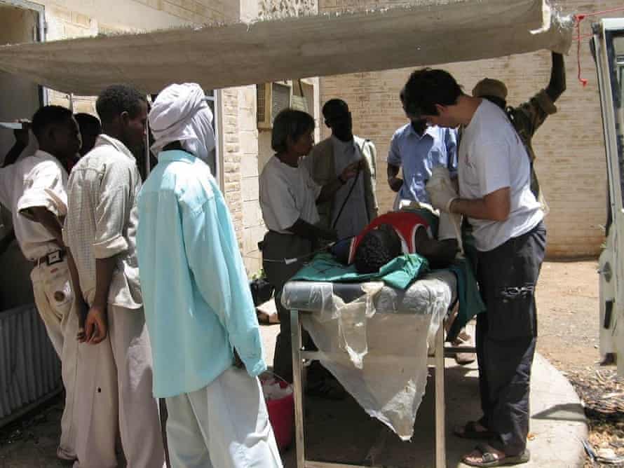 David Nott at an outdoor clinic in Darfur, 2005.