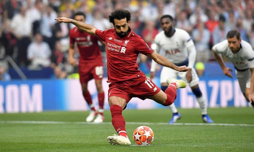 Mohamed Salah ejecuta el penalti en el segundo minuto que puso al Liverpool en el camino de ganar la final de la Champions League 2019 contra el Tottenham.