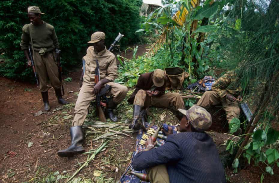 Rebelles tutsi près de Kigali pendant la guerre civile au Rwanda.