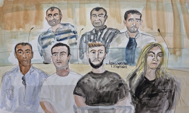 Croquis de salle d'audience de sept des suspects.