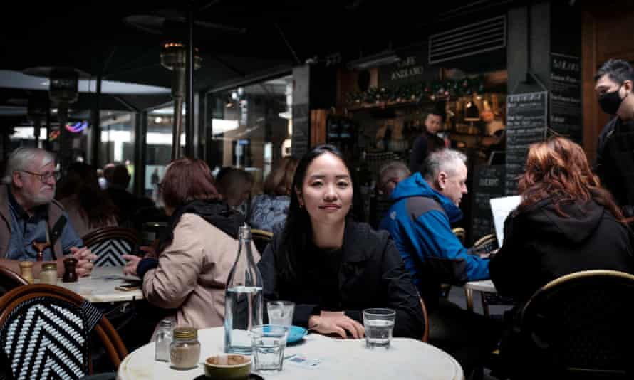 Seo sentado en un restaurante