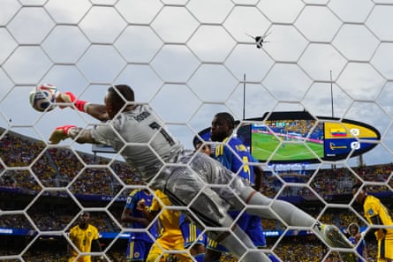 Eloy Room saves a shot against Ecuador