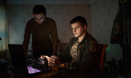 Член на доброволческия екип от дронове тренира на лаптоп със симулатор за изглед от първо лице.