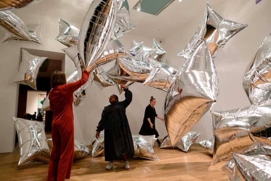 Sashaying helium balloons … the Silverclouds installation.
