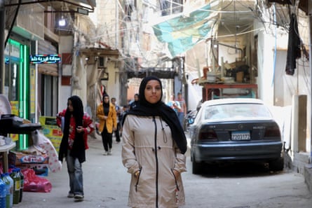 Mervat Akar, Lübnan'daki Burj al-Barajneh mülteci kampında kurduğu okulun önünde duruyor.