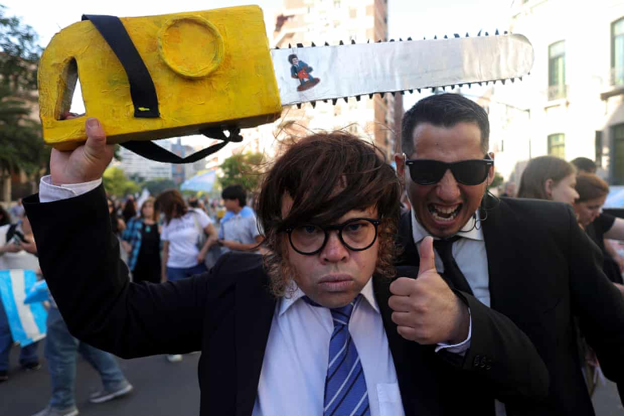 Прихильник Хав’єра Мілея з фальшивою бензопилою під час передвиборчого мітингу в Кордові, Аргентина, листопад 2023 р.