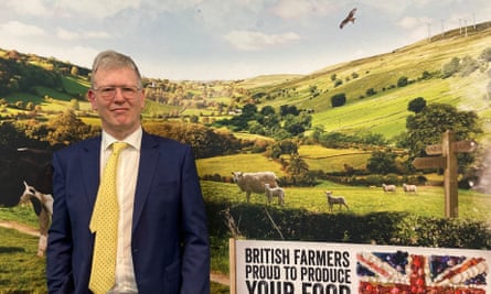 Philip Pearson, Kepala Pengembangan APS Group, berpose di depan iklan pertanian Inggris di konferensi NFU.