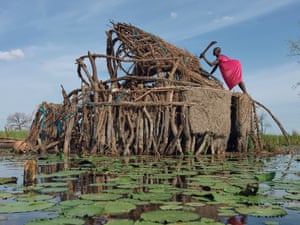 Nyachuana Lok desmonta sua casa danificada