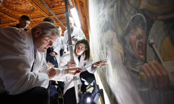 Gli esperti d'arte sondano una parete di Palazzo Vecchio nel 2012, alla ricerca dell'affresco di Leonardo. Fotografia: Dave Yoder/AFP/Getty Images