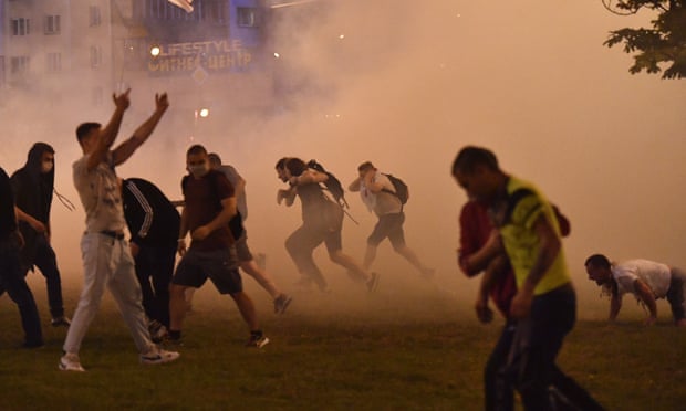 Protesters defy riot police in Minsk