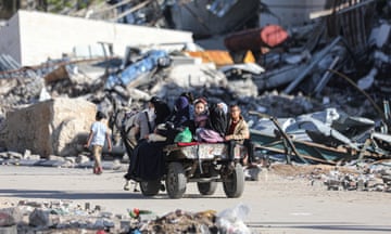  Palestinians living in the Ez-Zeytun neighbourhood evacuate.