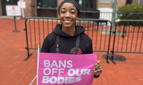 Takira Walker, de 19 años, con un cartel en la marcha de mujeres, en el 50 aniversario de Roe vs Wade.