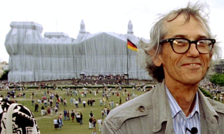 Christo poses in front of the Wrapped Reichstag in June 1995.
