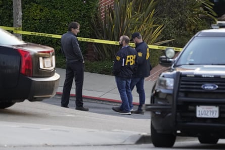Des agents du FBI travaillent à l'extérieur du domicile de Pelosi.
