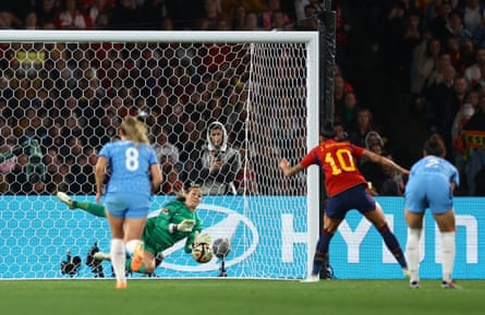 Mary Earps saves Jenni Hermoso’s penalty for Spain in the 2023 World Cup final