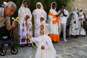 Jerusalém, IsraelUma jovem segura parte de uma folha de palmeira durante uma procissão cristã ortodoxa do Domingo de Ramos, marcando o início da Semana Santa