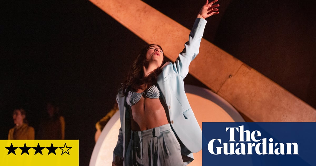Lorde review – introspection and euphoria in strikingly theatrical show