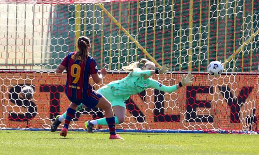 ماریونا کالدنتی از بارسلونا الی روباک را از روی نقطه پنالتی شکست داد تا نتیجه 2-0 شود