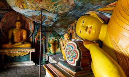 Buddha statues in Mulkirigala