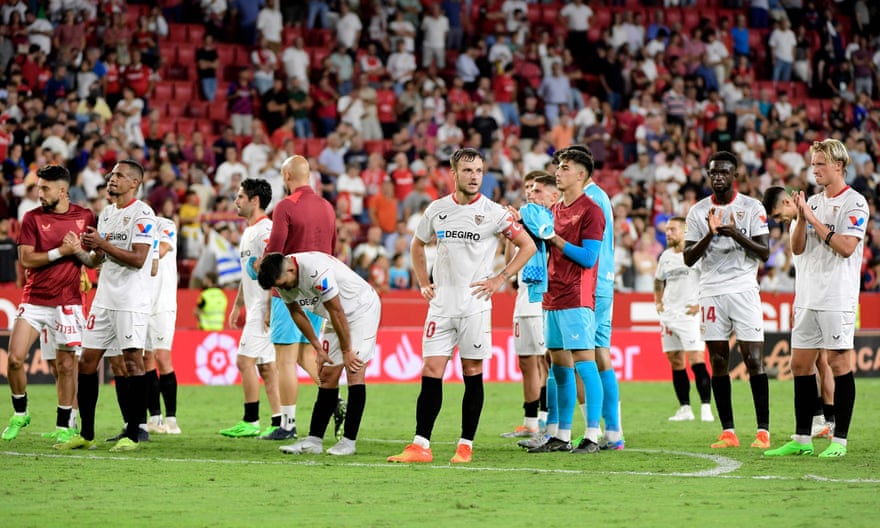 Los jugadores del Sevilla tras su derrota ante el Barcelona
