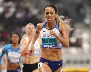 Katerina Johnson-Thompson da todo en la recta de 800m.