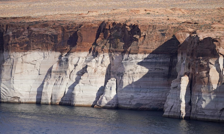 Dark and light coloured bands around  a canyon indicating water level loss over the years