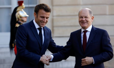 Emmanuel Macron welcomes Olaf Scholz at the Élysée Palace in Paris