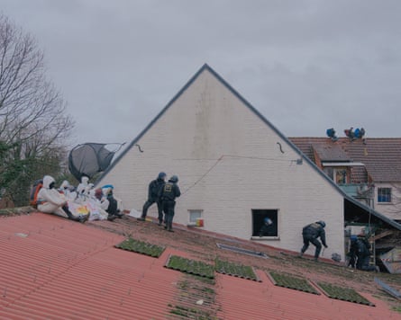 Activists and police on the roof of the occupied Paulshof