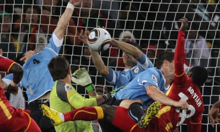 Luis Suárez manie le ballon dans les dernières secondes contre le Ghana en 2010.