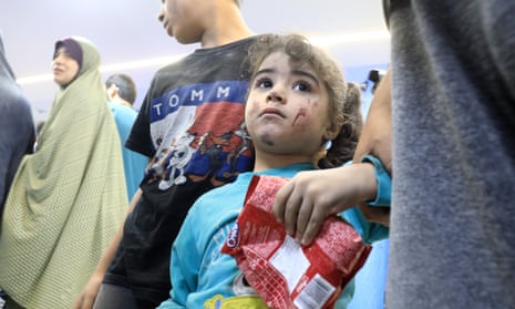Wounded Palestinians are brought to receive medical care at Al-Shifa Hospital after Israeli airstrike on El_Nasan building in Gaza City, on 27 October 2023.