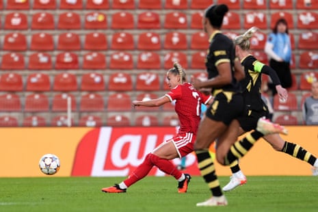 Giulia Gwinn fires home to give Bayern Munich the lead.