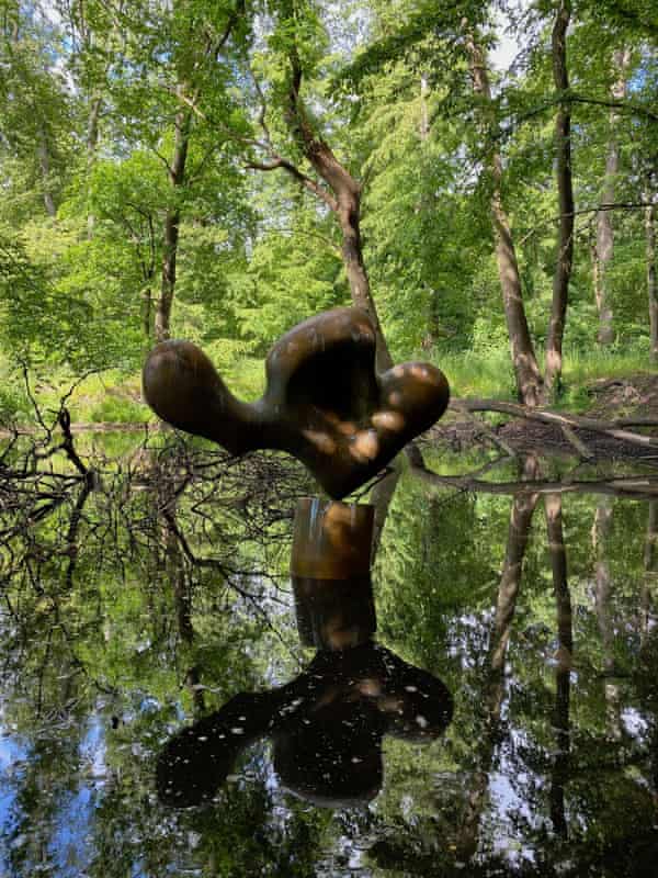 Maria Loboda, Sculpture in its Private Realm, 2020, Metall, Polyurethan, Polystyrol, Paint, Polyutheran, Polystyrol, Branches, 1,60 x 90 x 90 cm.  © Maria Loboda, avec l'aimable autorisation de la Galerie Thomas Schulte, Berlin.  Image de Hanno Plate